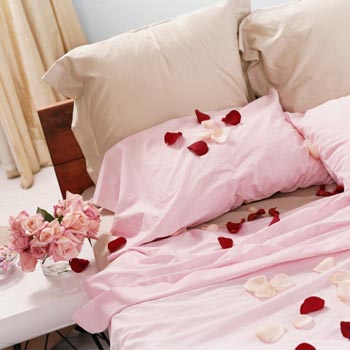 How to Create a Romantic Valentine’s Day Bedroom Using Your 5 Senses